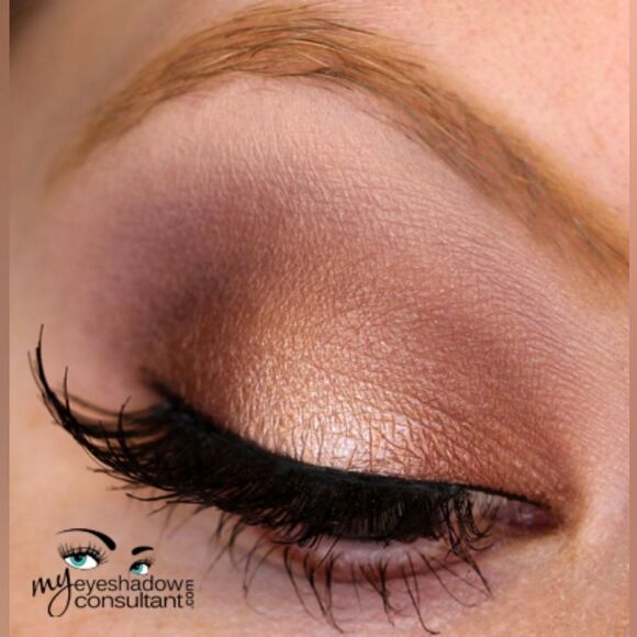 MAC Frost Shadow in Amber Lights (Golden Bronze Shimmer) - Picture 5 of 15